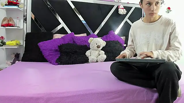 Snapshot of thedream_girls chatting on October 2025 12:03:01 PM thedream girls online show from October 2025 12:03:01 PM