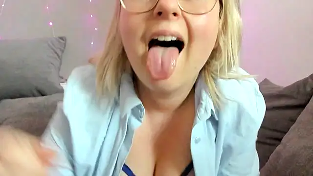 Snapshot of Lillyloo_ chatting on March 2025 02:48:02 PM Lillyloo  online show from March 2025 02:48:02 PM