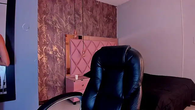 Snapshot of SKYLERWHIITEE chatting on December 2024 03:21:02 AM SKYLERWHIITEE online show from December 2024 03:21:02 AM