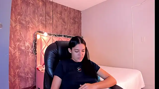 Snapshot of SKYLERWHIITEE chatting on December 2024 06:09:01 AM SKYLERWHIITEE online show from December 2024 06:09:01 AM