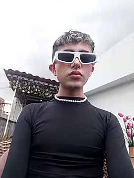 Noah Xitruxx online show from October 2025 03:32:01 PM