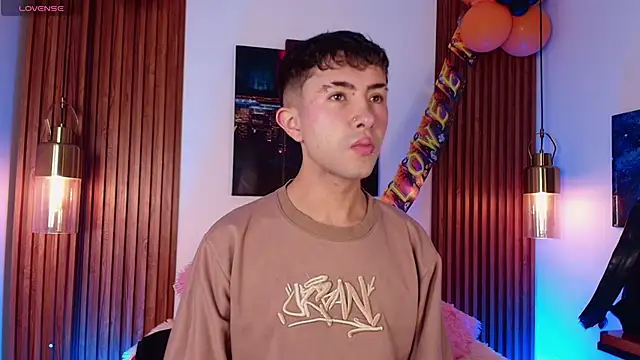 Noah Xitruxx online show from October 2025 02:44:01 AM