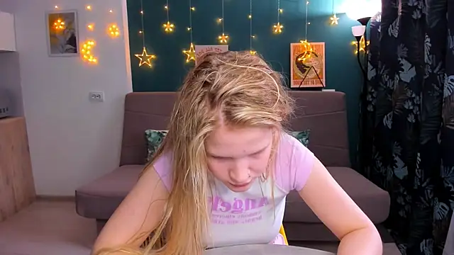 Snapshot of Xloe_Queen chatting on March 2025 11:06:02 AM Xloe Queen online show from March 2025 11:06:02 AM