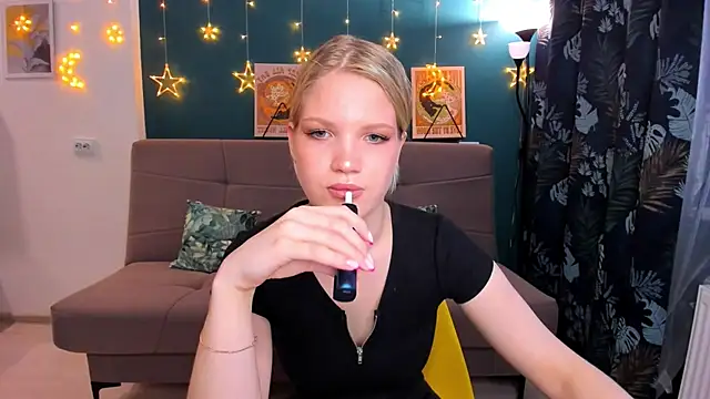 Snapshot of Xloe_Queen chatting on March 2025 01:27:02 PM Xloe Queen online show from March 2025 01:27:02 PM