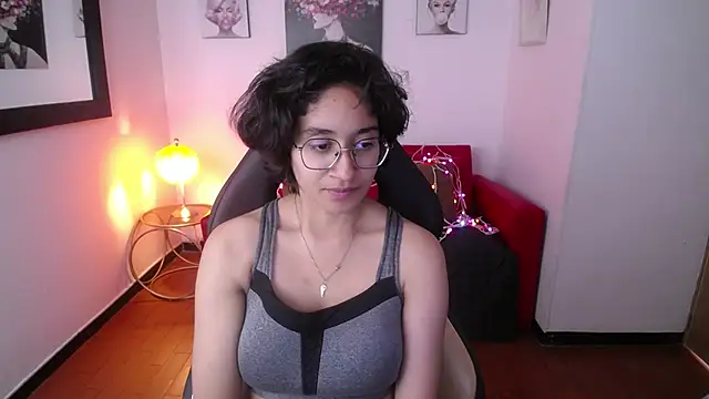 Snapshot of Lili_Gomez_ chatting on February 2025 04:48:02 PM Lili Gomez online show from February 2025 04:48:02 PM