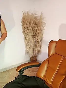 Aiunii1 online show from November 2025 01:44:01 PM