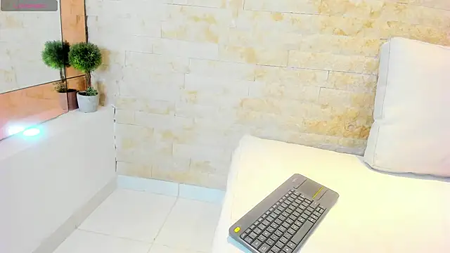 mia roldan  online show from February 2025 07:39:01 PM