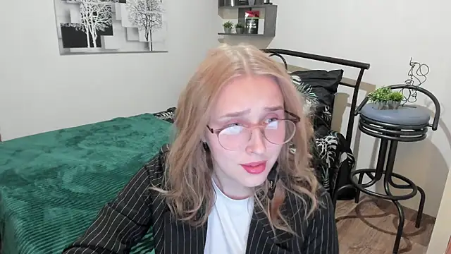 LinaTruly online show from January 2025 08:54:01 PM