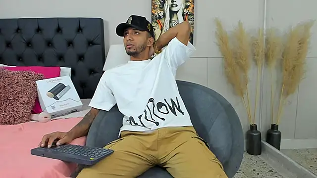 Snapshot of Robin_Rief chatting on March 2025 03:32:01 AM Robin Rief online show from March 2025 03:32:01 AM