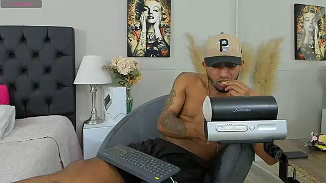 Snapshot of Robin_Rief chatting on March 2025 06:18:02 AM Robin Rief online show from March 2025 06:18:02 AM