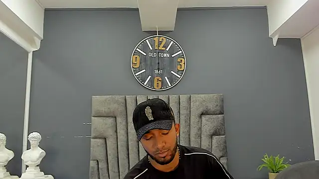 Snapshot of Robin_Rief chatting on May 2026 08:06:01 PM Robin Rief online show from May 2026 08:06:01 PM
