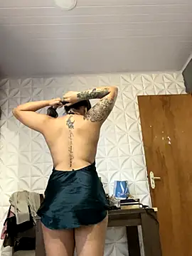 Nicollygriu online show from November 2025 01:04:01 PM