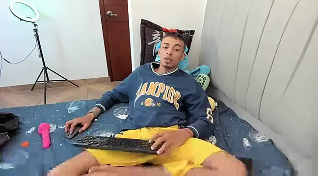 Snapshot of twink_latino5 chatting on December 2024 04:33:02 AM twink latino5 online show from December 2024 04:33:02 AM