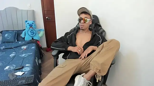 Snapshot of twink_latino5 chatting on January 2025 03:32:02 AM twink latino5 online show from January 2025 03:32:02 AM