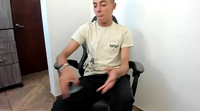 Snapshot of twink_latino5 chatting on February 2025 06:21:01 AM twink latino5 online show from February 2025 06:21:01 AM