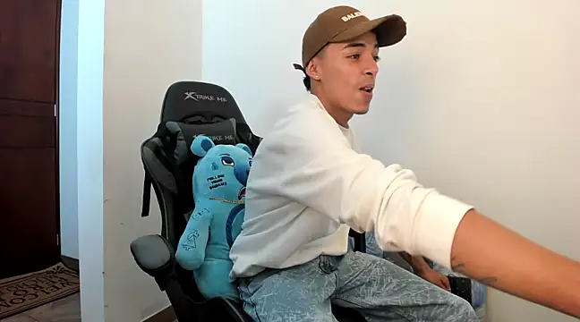 Snapshot of twink_latino5 chatting on February 2025 01:57:01 AM twink latino5 online show from February 2025 01:57:01 AM