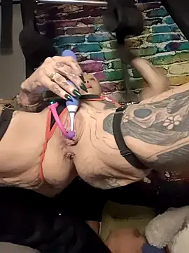 Snapshot of MommyMisfit chatting on December 2025 01:01:02 AM MommyMisfit online show from December 2025 01:01:02 AM