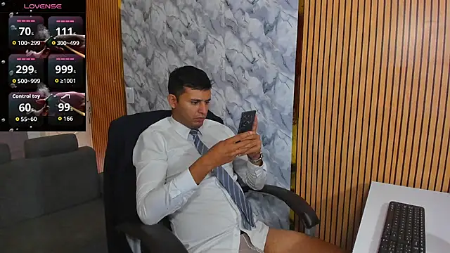 Hideintheoffice online show from December 2025 12:34:02 PM