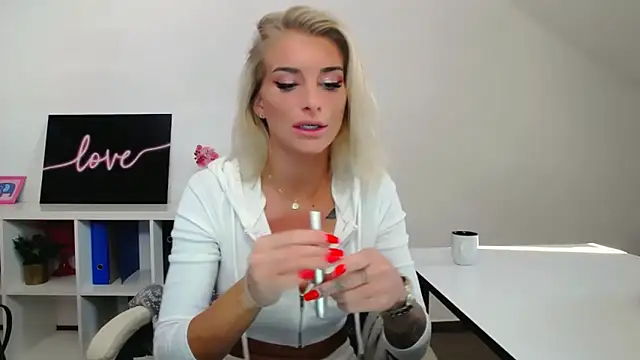 Lia Benini online show from February 2025 01:06:01 PM