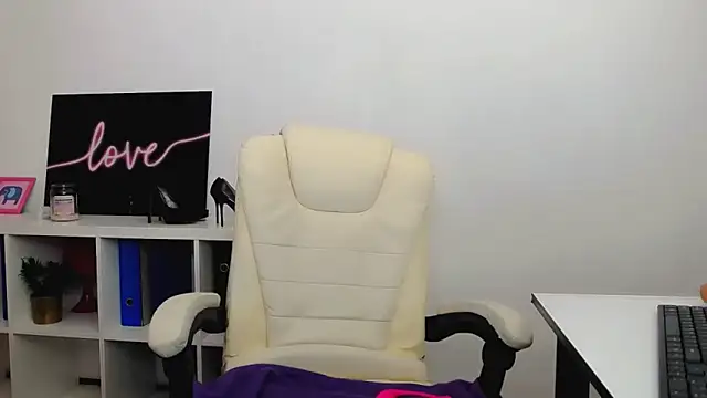 Lia Benini online show from February 2025 07:25:02 PM