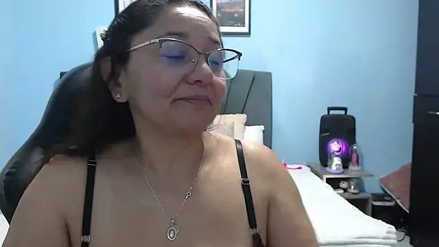 Snapshot of AngelRouss chatting on May 2026 02:52:01 AM AngelRouss online show from May 2026 02:52:01 AM