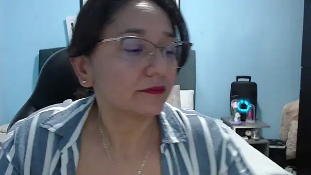 Snapshot of AngelRouss chatting on May 2026 02:18:01 AM AngelRouss online show from May 2026 02:18:01 AM
