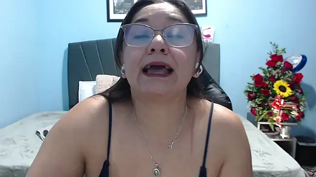Snapshot of AngelRouss chatting on May 2026 12:50:01 AM AngelRouss online show from May 2026 12:50:01 AM