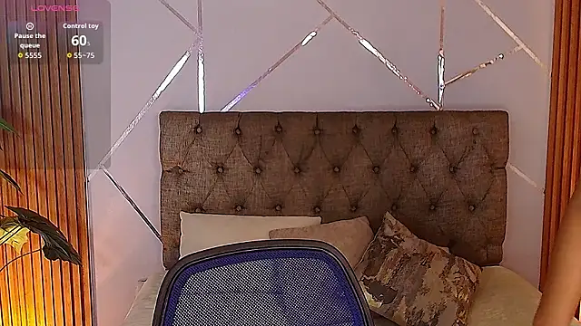 charlottee white online show from March 2026 08:37:01 PM