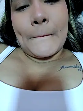 Snapshot of MiaLaurents chatting on January 2025 01:28:01 AM MiaLaurents online show from January 2025 01:28:01 AM