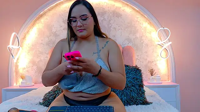 Snapshot of MiaLaurents chatting on November 2025 04:44:01 AM MiaLaurents online show from November 2025 04:44:01 AM