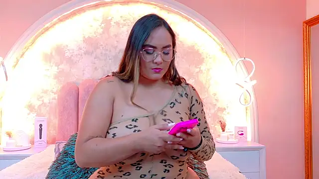 Snapshot of MiaLaurents chatting on November 2025 05:05:01 AM MiaLaurents online show from November 2025 05:05:01 AM