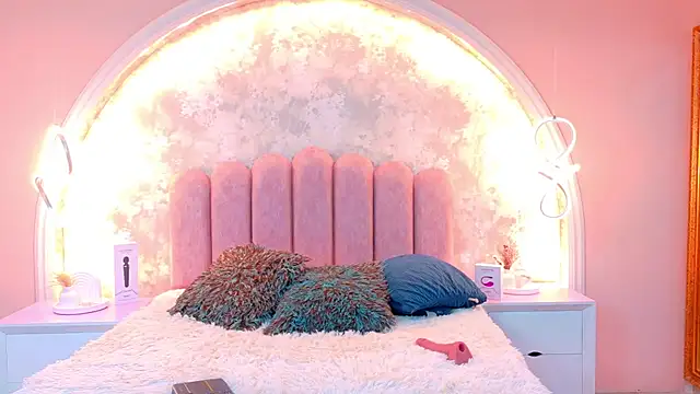 Snapshot of MiaLaurents chatting on November 2025 04:45:02 AM MiaLaurents online show from November 2025 04:45:02 AM