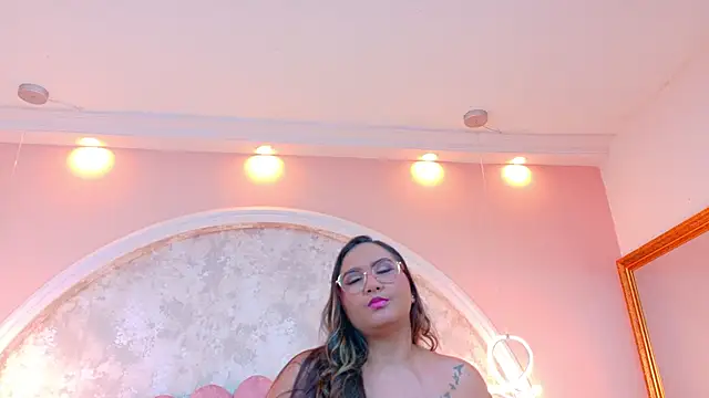 Snapshot of MiaLaurents chatting on November 2025 04:33:02 AM MiaLaurents online show from November 2025 04:33:02 AM