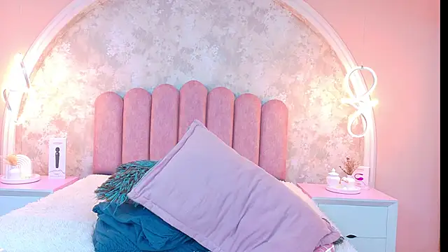 Snapshot of MiaLaurents chatting on November 2025 04:33:02 AM MiaLaurents online show from November 2025 04:33:02 AM