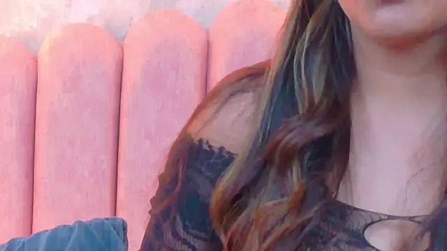 Snapshot of MiaLaurents chatting on November 2025 04:34:02 AM MiaLaurents online show from November 2025 04:34:02 AM