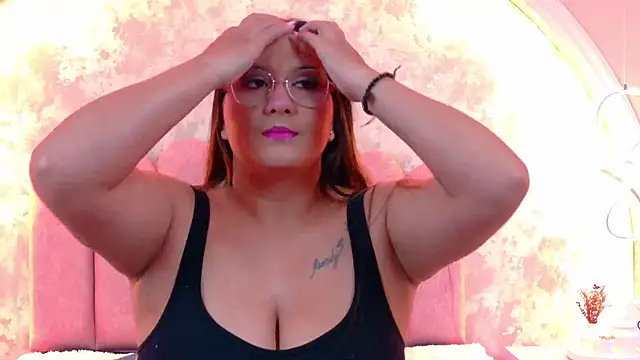 Snapshot of MiaLaurents chatting on November 2025 05:33:01 AM MiaLaurents online show from November 2025 05:33:01 AM