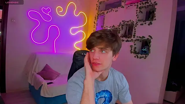 RobertAndLinela online show from December 2024 10:25:01 PM