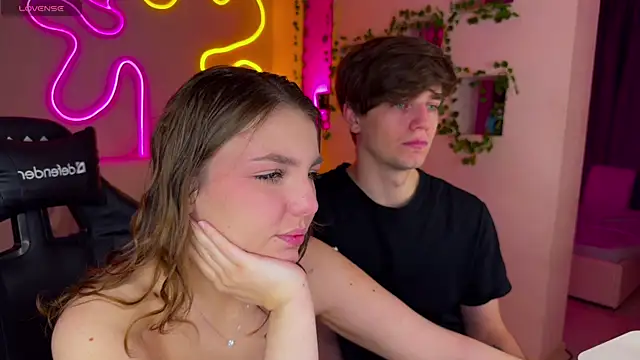 RobertAndLinela online show from March 2025 05:53:02 PM