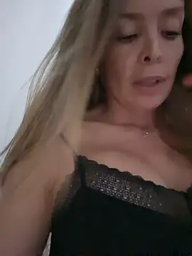 Snapshot of karina_warthon chatting on November 2025 05:35:01 PM karina warthon online show from November 2025 05:35:01 PM