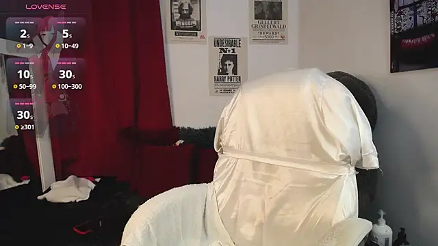 downsonMia online show from November 2025 10:27:01 AM