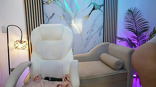 Emma Walkerr  online show from April 2026 07:08:01 PM