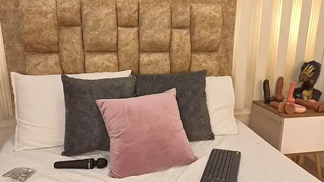 avis lara online show from December 2025 06:39:01 PM