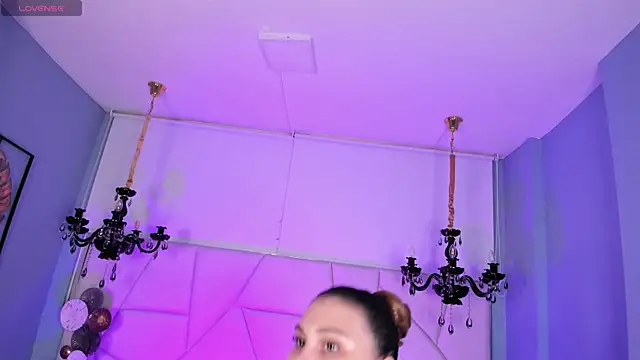 Aitana Hilton  online show from October 2025 11:57:02 AM