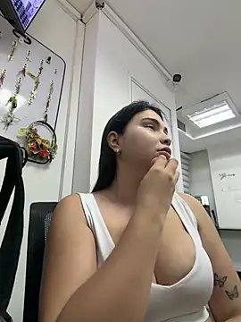 Aitana Hilton  online show from December 2025 11:50:01 AM