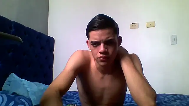 Snapshot of Latinos_2001 chatting on May 2026 05:21:02 PM Latinos 2001 online show from May 2026 05:21:02 PM