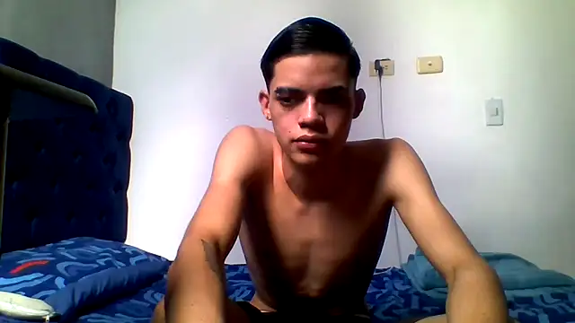 Snapshot of Latinos_2001 chatting on May 2026 02:21:02 PM Latinos 2001 online show from May 2026 02:21:02 PM