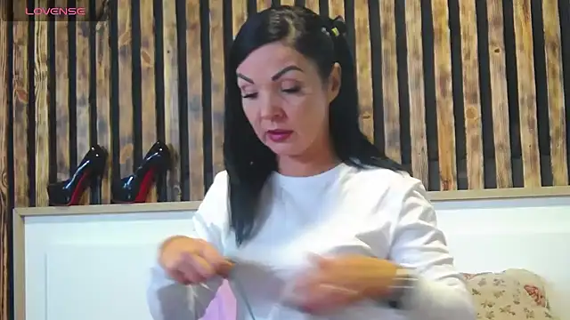 Tory Lovi online show from October 2025 12:27:01 PM