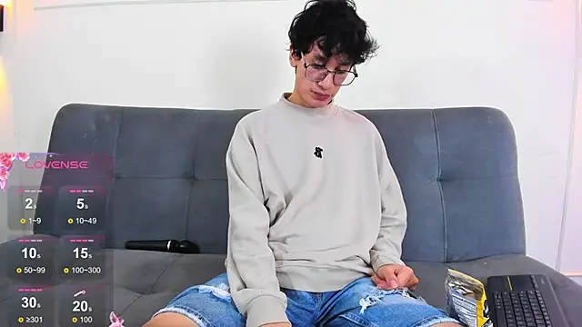 Snapshot of Cum_hunters chatting on May 2026 03:03:02 AM Cum hunters online show from May 2026 03:03:02 AM
