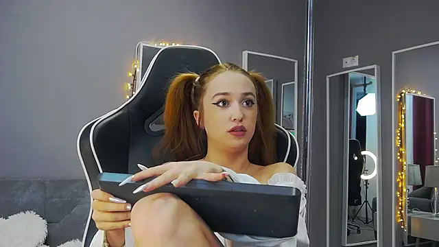 Snapshot of Eva_Lovvia_ chatting on January 2025 06:23:01 PM Eva Lovvia  online show from January 2025 06:23:01 PM