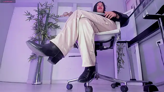 hannah howeell   online show from October 2025 10:05:02 AM